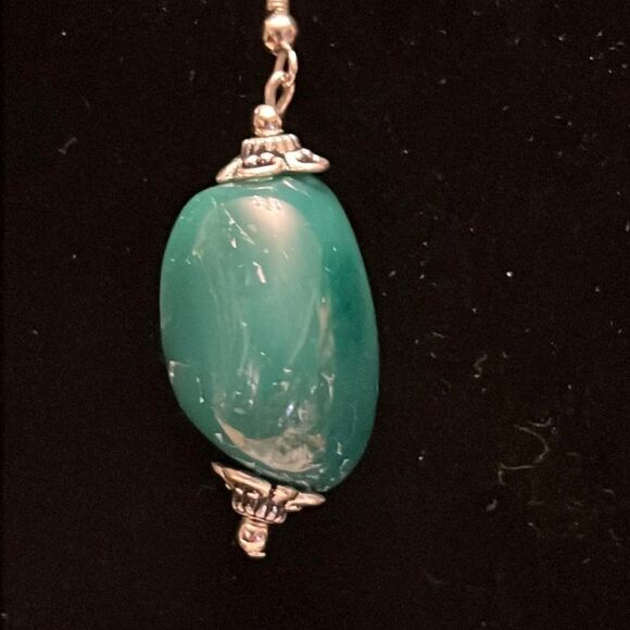 NWT green stone earrings with silver tone detail - Picture 2 of 3
